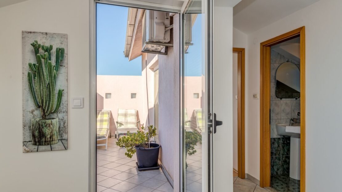 Podstrana sea view penthouse property photo 11