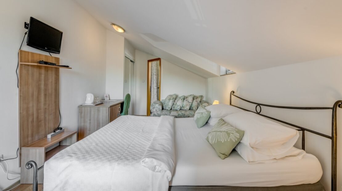 Podstrana sea view penthouse property photo 35