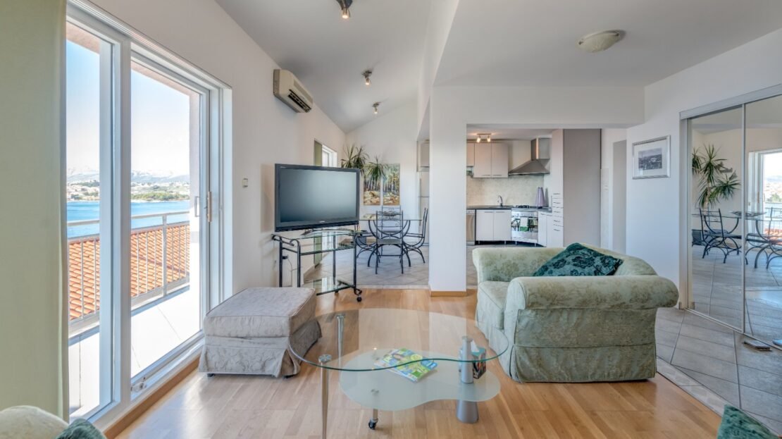 Podstrana sea view suite 3 property photo 13