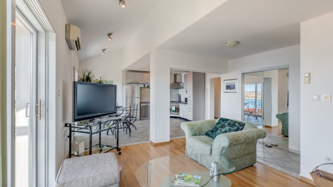 Podstrana sea view suite 3 property photo 14