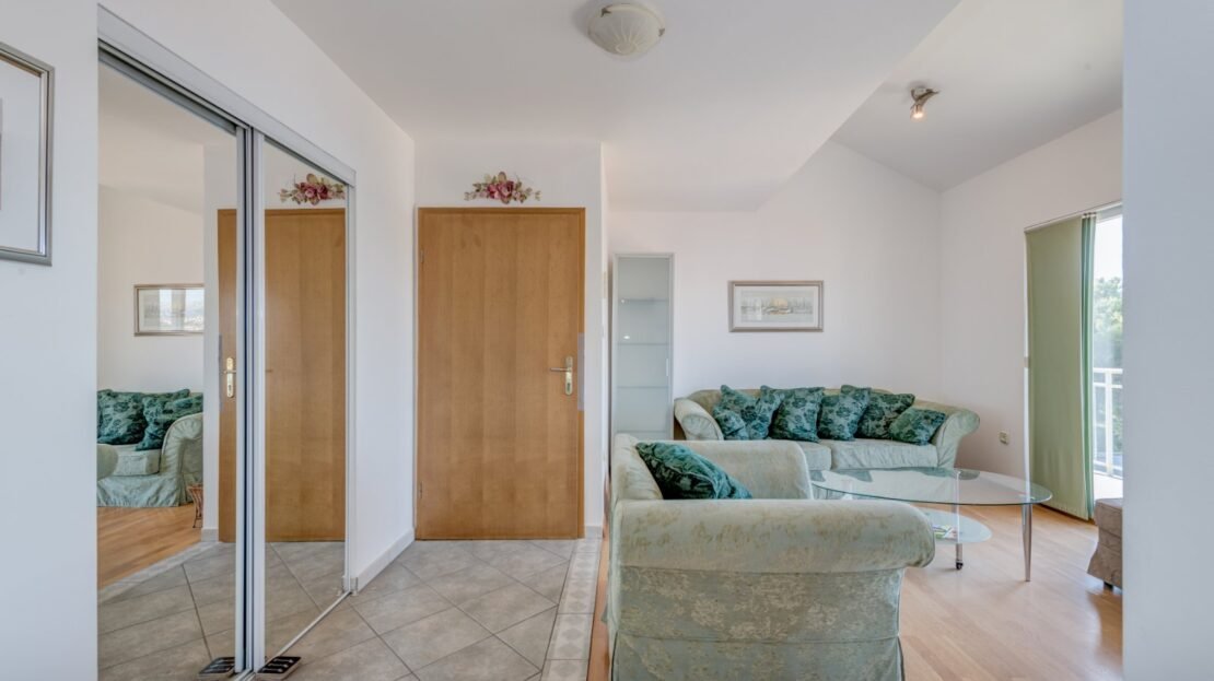 Podstrana sea view suite 3 property photo 17