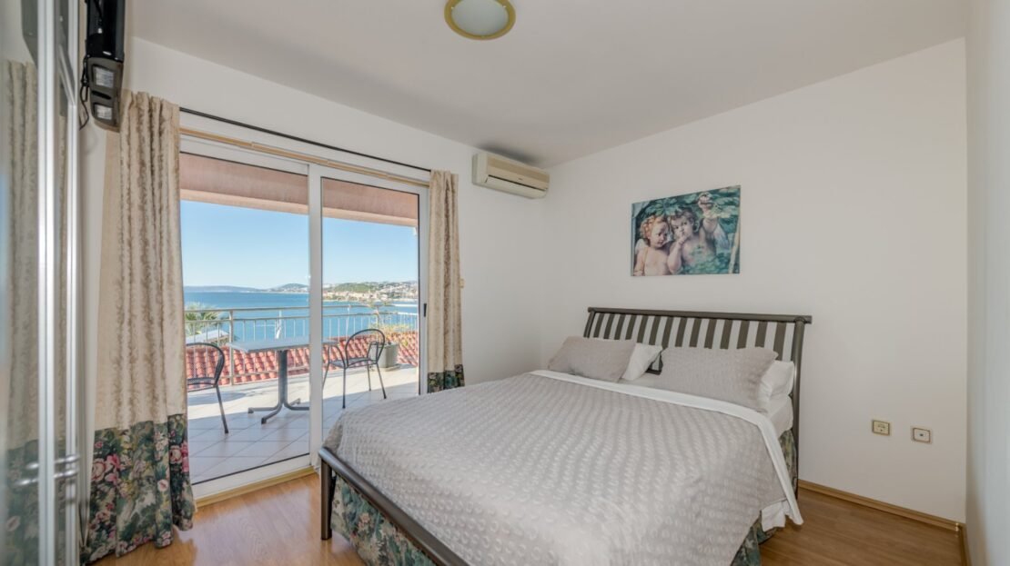Podstrana sea view suite 3 property photo 32