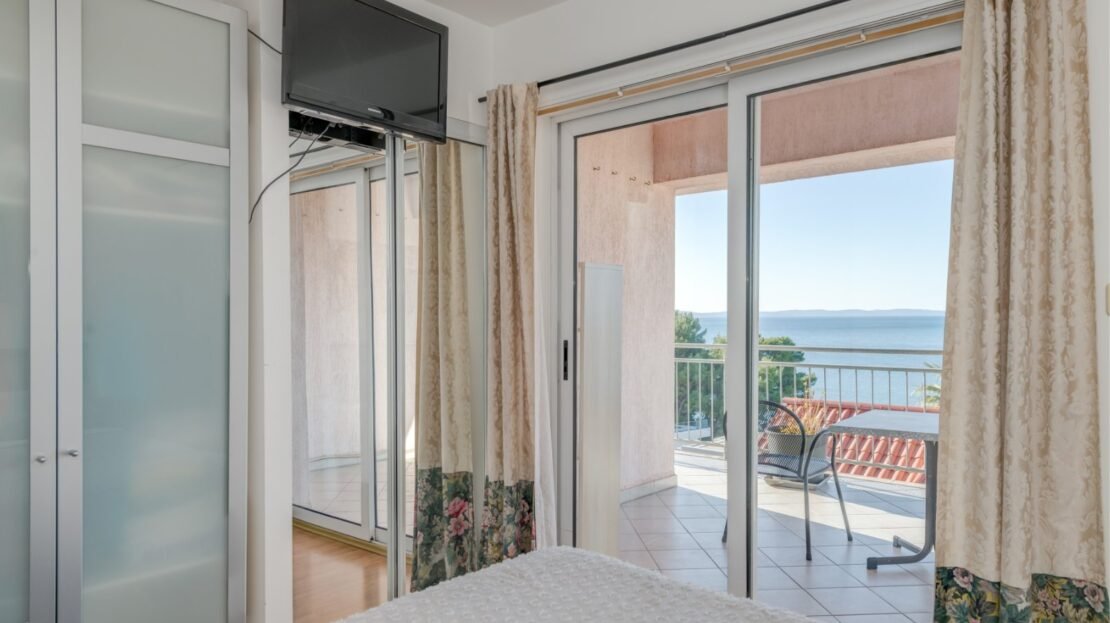 Podstrana sea view suite 3 property photo 36