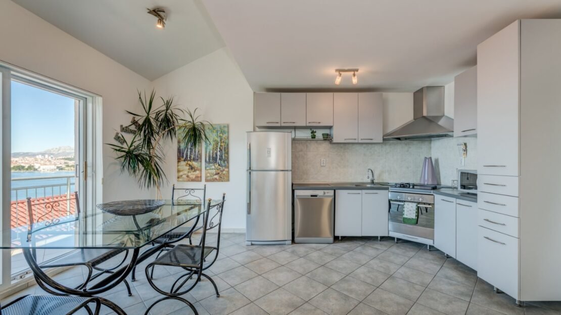 Podstrana sea view suite 3 property photo 4
