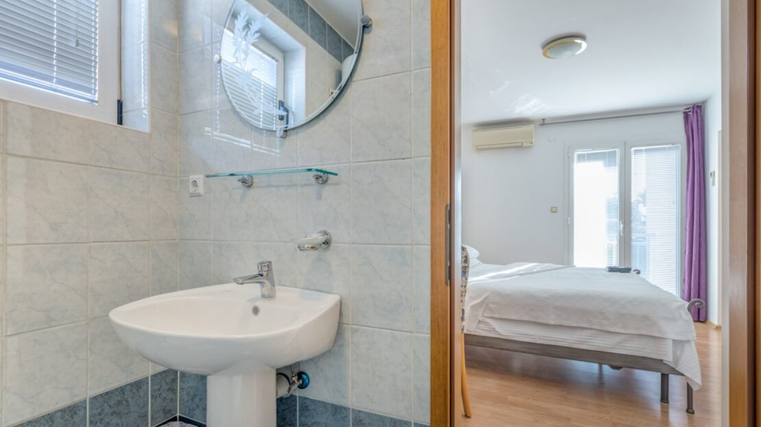 Podstrana sea view suite 3 property photo 56