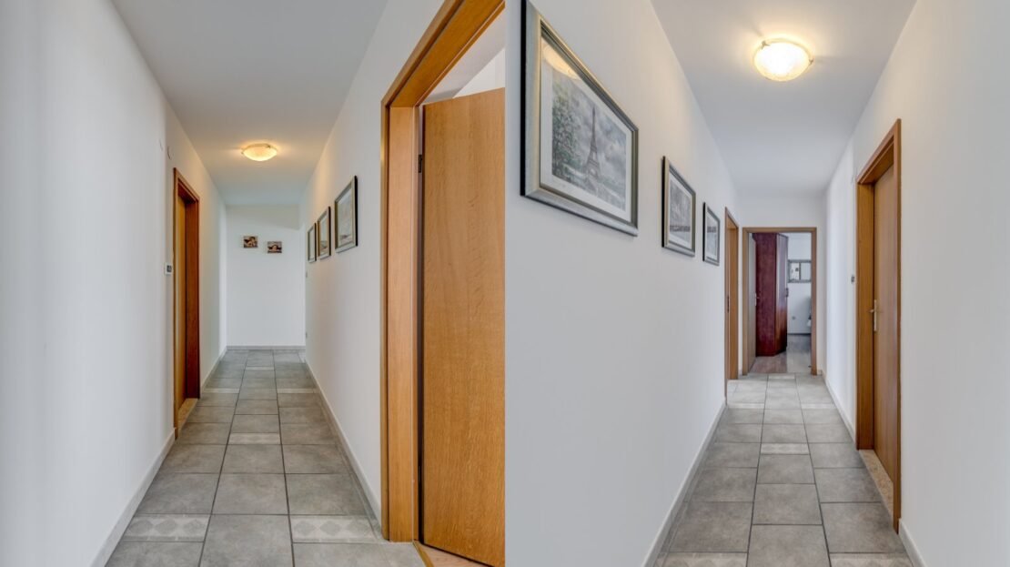 Podstrana sea view suite 3 property photo 57