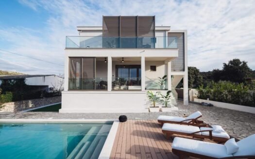 Villa with Two Apartments and Heated Pool in Rogoznica
