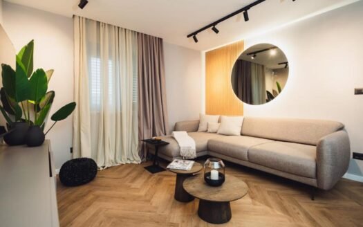 Villa with Two Apartments and Heated Pool in Rogoznica